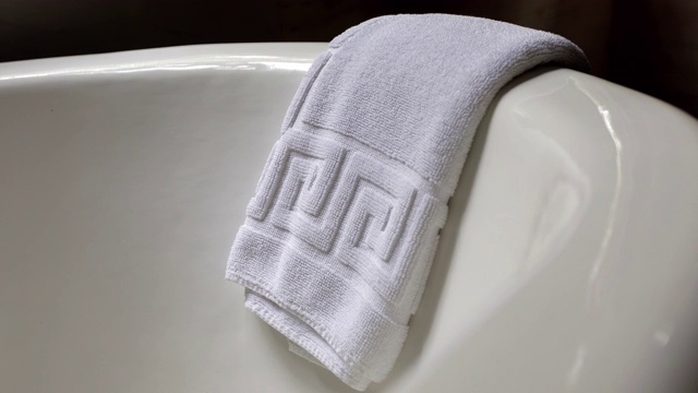 爪足浴缸上的浴巾-家居装饰视频素材