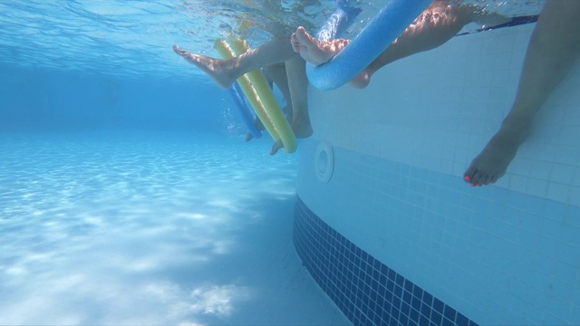 女人在游泳池里做水中有氧运动视频下载