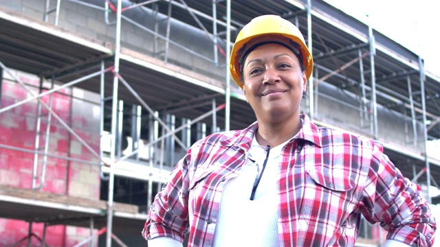 非裔美国女性负责建筑工地视频素材