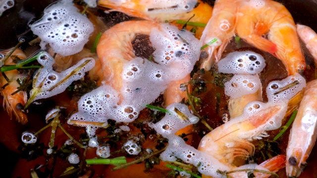 中等大小的海虾是煮的视频素材