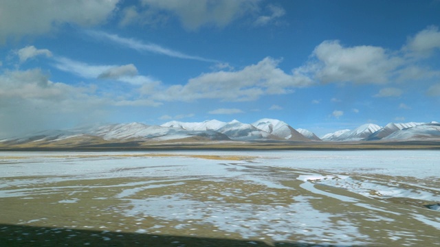 整夜乘坐火车穿越西藏，可以看到平原和山脉的景色视频素材
