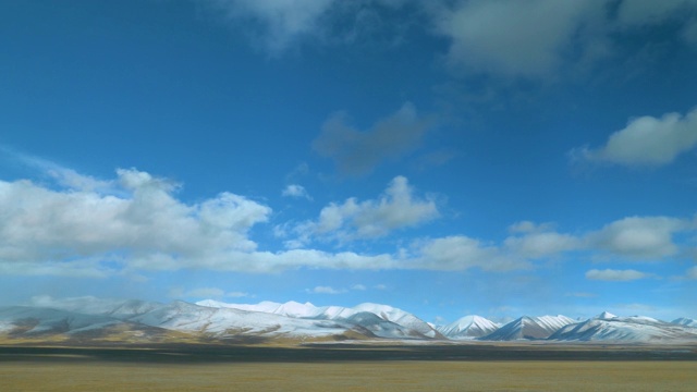 从车窗可以看到平原和雪山的美丽景色。视频素材