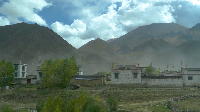 风景优美的火车经过西藏中部的一个小村庄视频素材