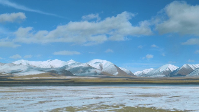 在火车上可以看到西藏白雪覆盖的平原和山脉视频素材