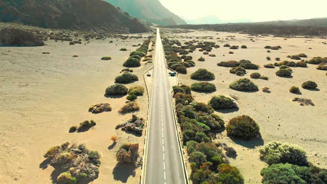 在特内里费火山口空的沙漠道路视频素材