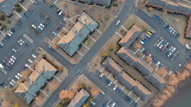 从空中俯瞰小镇上的公寓，可以看到屋顶视频下载