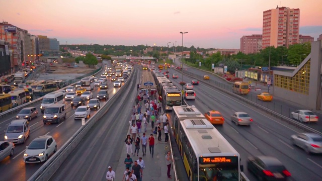 伊斯坦布尔高峰时段的交通，公共交通视频下载