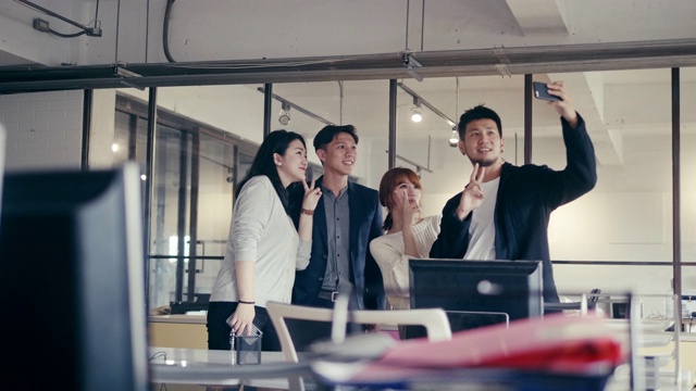 亚洲千禧一代在金融科技公司办公室自拍(慢镜头)视频素材