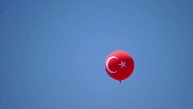 土耳其国旗气球在蓝天上摇摆。视频下载