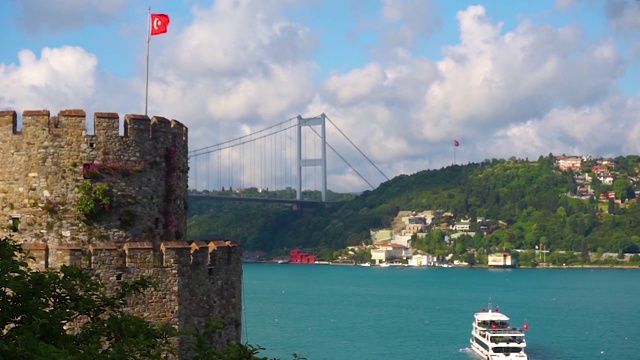 玛玛拉海的美丽景色，Fatih Mehmet Bridge和Rumeli Fortress视频下载