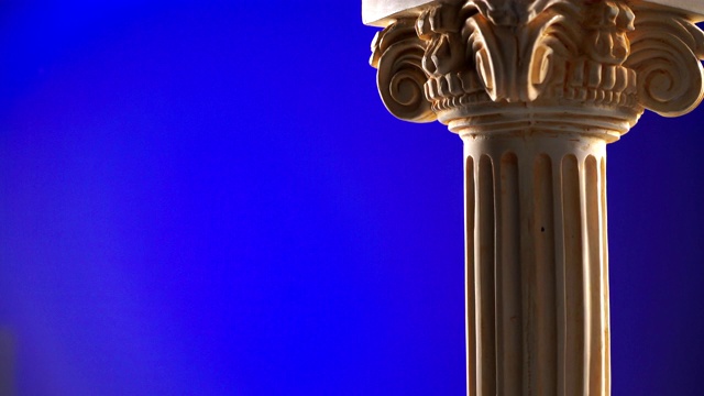 古老的柱旋转在蓝色的背景视频下载