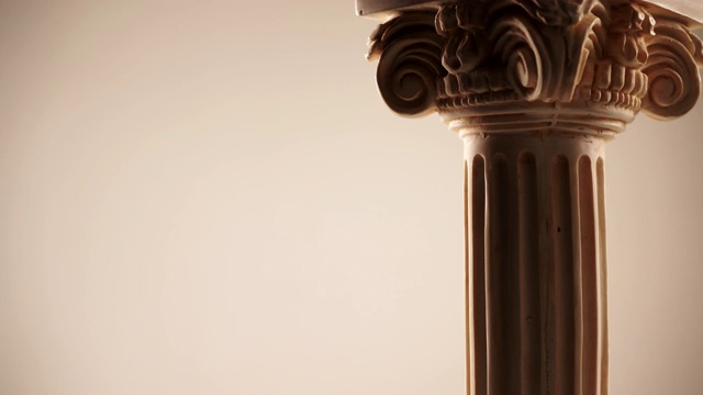 古老的柱子在明亮的背景上旋转视频下载