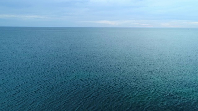 一架无人机从很低的角度飞过平静的海面视频素材