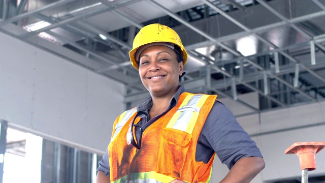 非裔美国女性负责建筑工地视频下载