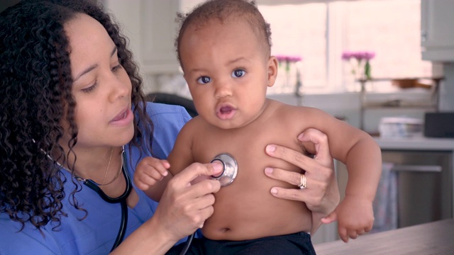 女医生检查婴儿的心率视频素材