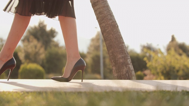 美丽的女人穿着高跟鞋走路视频素材