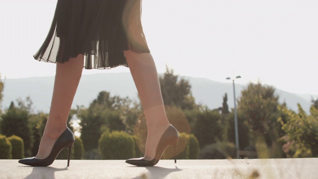 美丽的女人穿着高跟鞋走路视频素材