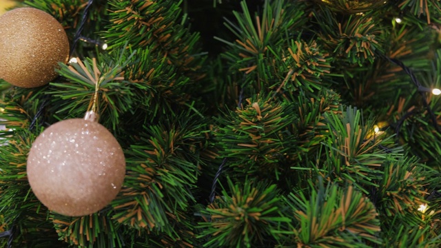 装饰圣诞树的神奇圣诞节日概念。视频素材
