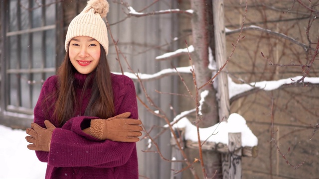 美丽的亚洲女人旅行微笑快乐在雪天冬季日本北海道视频下载