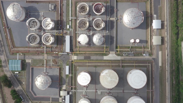 化工储油罐和油罐车鸟瞰图。视频下载