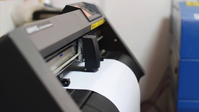 印刷厂用电脑绘图机切不干胶薄膜。视频下载