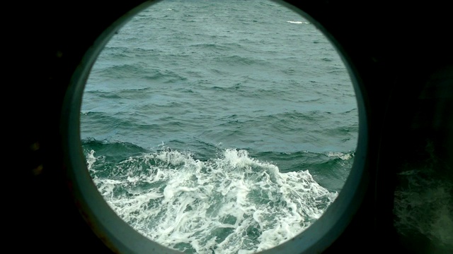 海浪通过船的舷窗视频下载