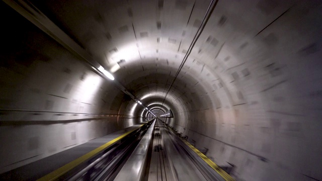 隧道中的4K火车与动态模糊在机场视频素材