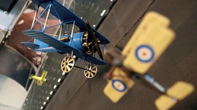 悬挂在天花板上用于室内装饰的玩具飞机视频下载