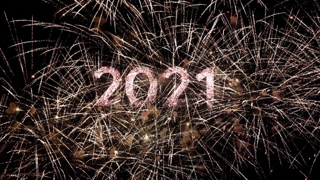 2021文字与惊人的烟花背景。完美的新年庆祝与多彩的烟花，排版设计-事件和节日概念4K视频下载