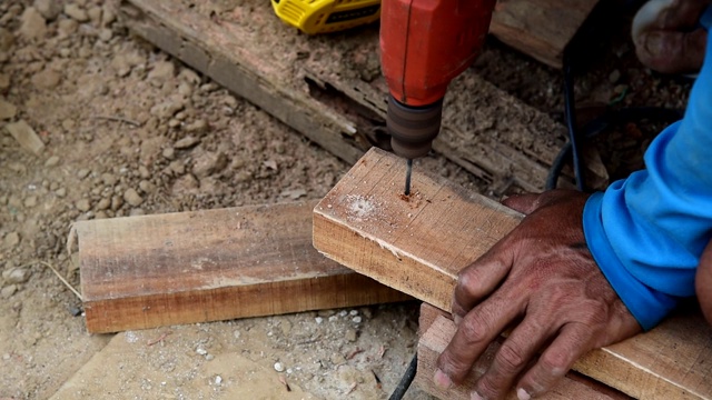 工人用钻床钻木头视频下载