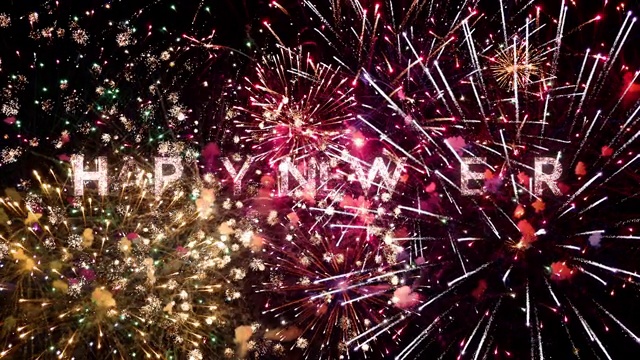 32、新年祝福短信，闪烁着烟花在漆黑的夜空中绽放。完美的新年庆祝，排版设计-事件和节日概念4K视频素材
