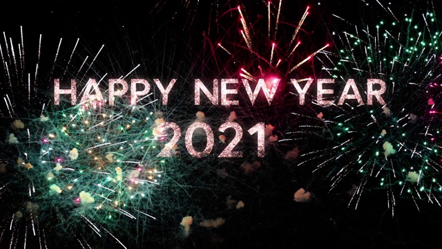 在漆黑的夜空中，闪烁着烟花的问候短信“2021年新年快乐”。完美的新年庆祝，排版设计-事件和节日概念4K视频素材