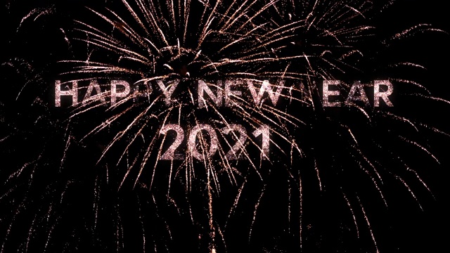 烟花在深黑色的天空背景与2021年新年祝福短信，完美的新年庆祝，排版设计-事件和节日概念4K视频素材