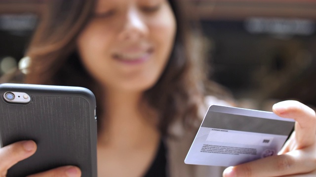 亚洲女人正在网上购物使用智能手机视频素材