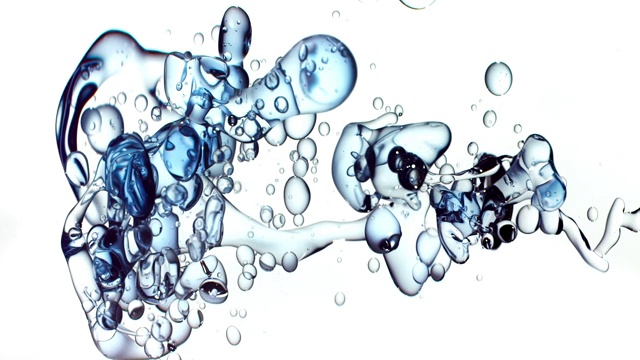 近距离和慢动作的蓝色油倒入水从右边转化成各种大小的气泡漂浮在白色的背景视频素材