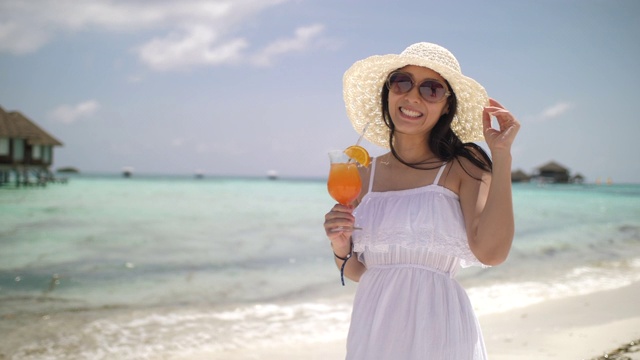 在海滩上放松的健康饮料视频下载