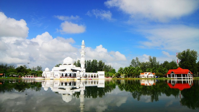 漂浮在马来西亚的清真寺的时间流逝与湖上的倒影在令人惊叹的日出背景。视频下载