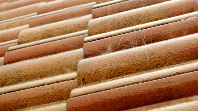 雨从天空落到了屋顶上。屋顶表面能防水，帮助屋内不潮湿。这是夏季，但气候变化，温暖的世界，风暴发生在夏季。视频素材