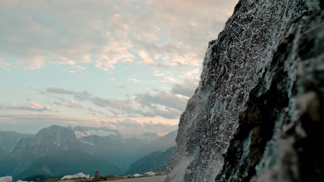 高山瀑布溅在岩石上视频素材