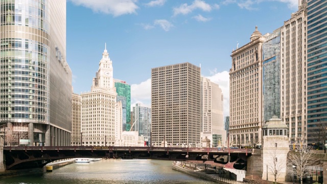 延时:芝加哥天际线大楼在市中心与芝加哥河附近的沃尔夫点，美国视频素材
