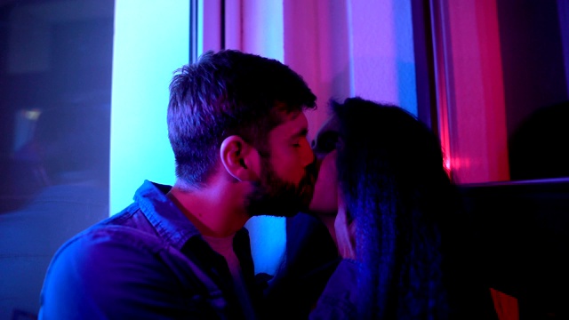 美丽的夫妇温柔的亲吻在晚会上，真爱，在一起视频素材