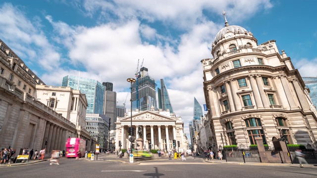 时光流逝:商人聚集在英国伦敦市中心的社会证券交易所银行站视频素材