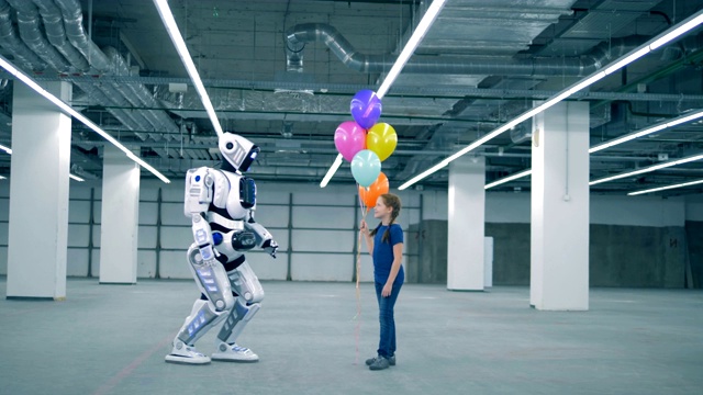人形机器人来了，给一个女孩送气球视频素材