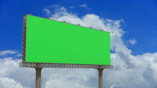 4k镜头，空广告牌，绿屏幕，延时云和蓝天。广告广告牌的概念。视频素材