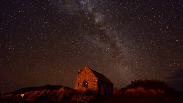 银河越过教堂与晴朗的天空，银河时间流逝视频素材
