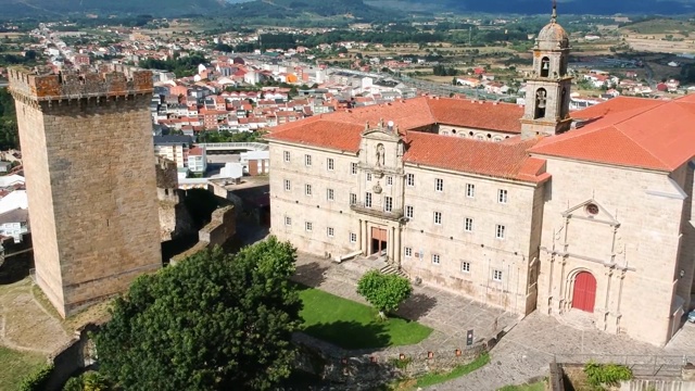 致敬塔和本笃会修道院，蒙福特德莱莫斯(西班牙)视频下载