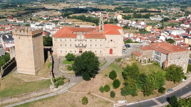 Monforte de Lemos(西班牙)，致敬塔和本笃会修道院的正面。视频下载