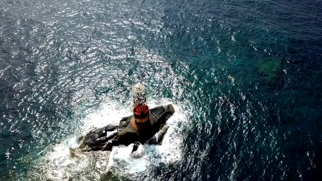位于泰国湾的泰国地标潜水景点罗辛岛的无人机鸟瞰图视频下载