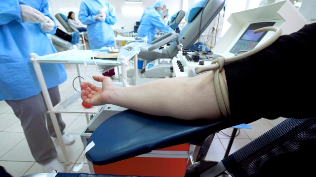 医生正在准备病人的手以便献血视频下载
