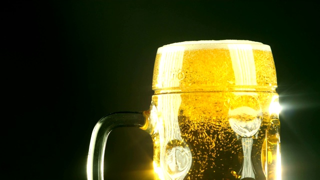 新倒的啤酒在玻璃杯中有气泡视频下载